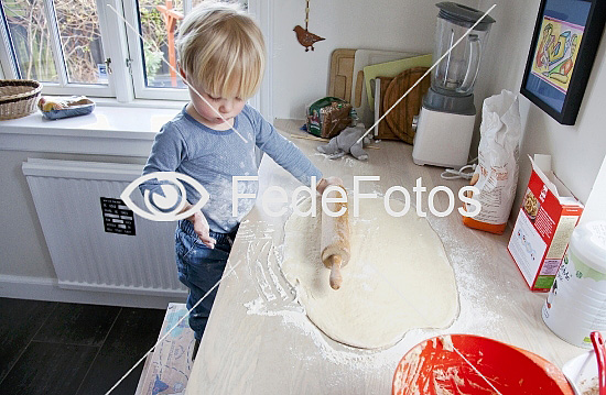 Barn hjælper til med at bage