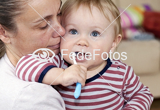 Dreng børster tænder