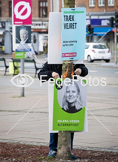 Hænger valgplakater op