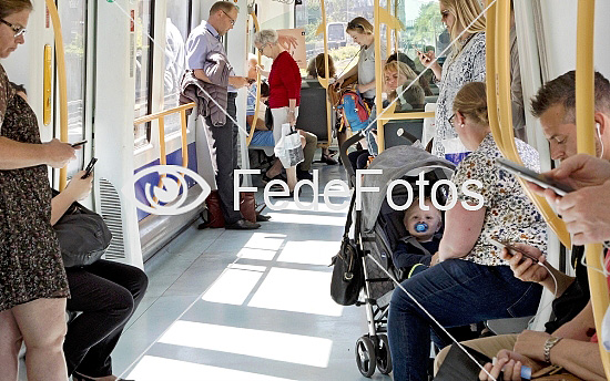 Mennesker med mobiler i metroen