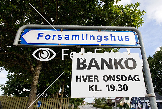 Skilte med Forsamlingshus og Banko