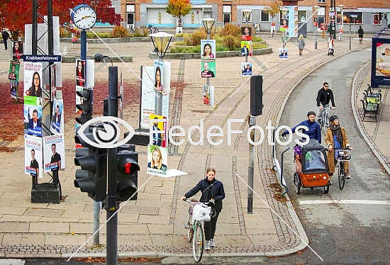 Valgplakater på torv